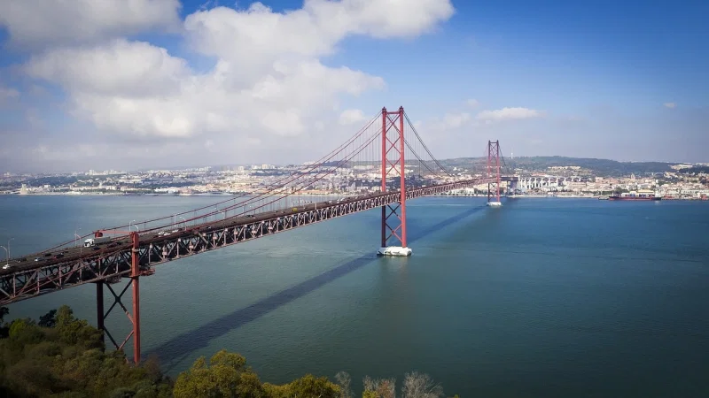 Vista da Ponte 25 de Abril sobre o rio Tejo