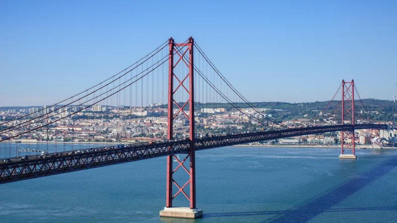 Fase de construção da Ponte 25 de Abril com andaimes