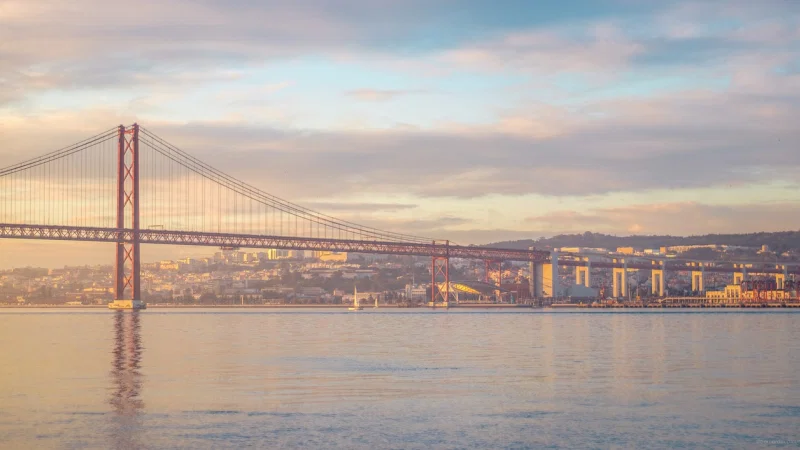 Ponte iluminada à noite refletida na água