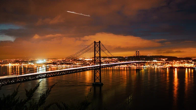 Comboio passando pelo nível inferior da ponte