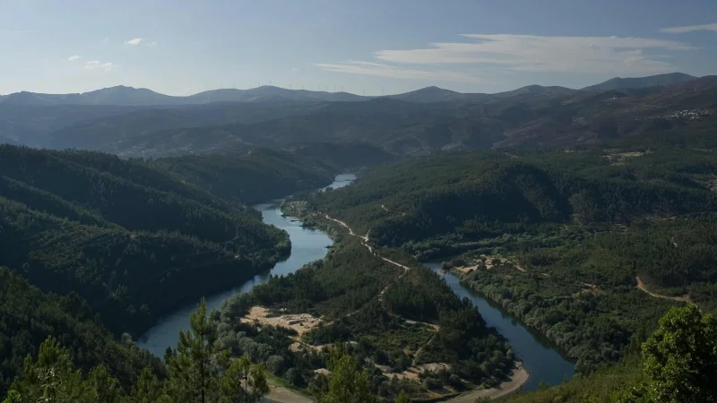Curso de três rios serpenteando pela paisagem
