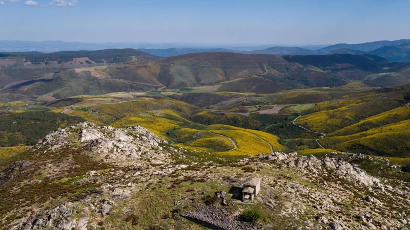 Pedra brilhante entre rochas na serra