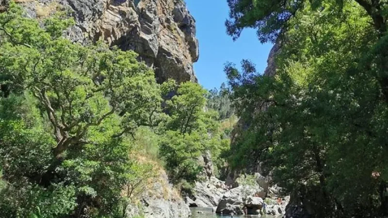 Formações rochosas e águas da praia fluvial das Fragas de São Simão, no concelho de Figueiró dos Vinhos.