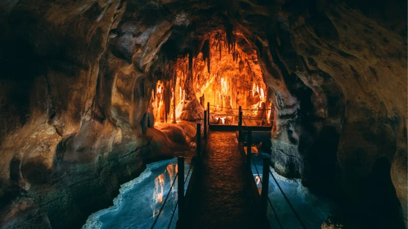 Salão impressionante das Grutas de Alvados