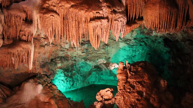 Corredor iluminado nas Grutas de Mira de Aire