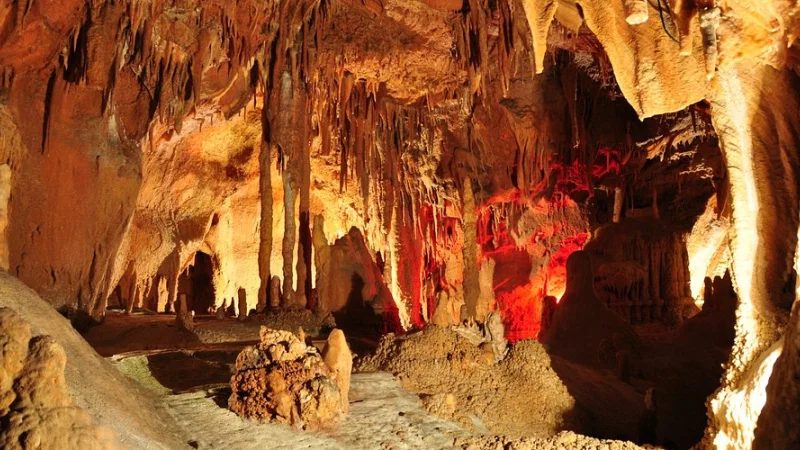 Interior das Grutas de Santo António com estalactites e lago subterrâneo