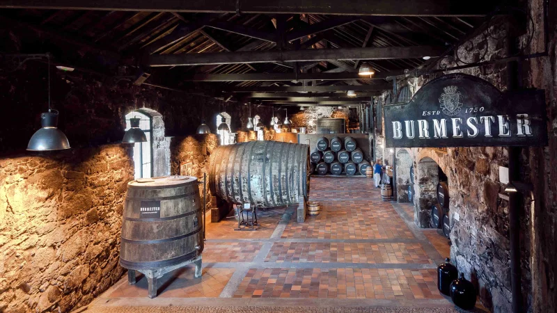 Interior de cave de vinho do Porto em Vila Nova de Gaia