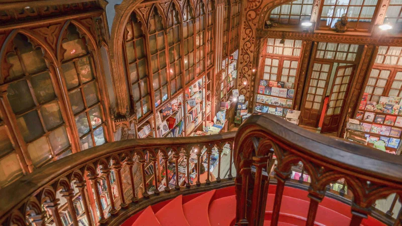 Interior neogótico da Livraria Lello
